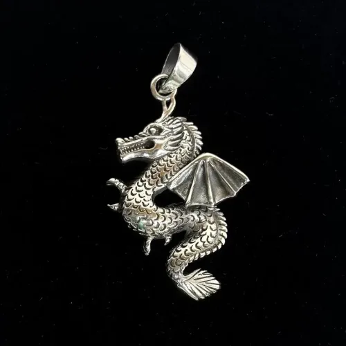 Vikingevedhæng i Sølv - Drage Snoet med Vinger , kd, 98160, tredimensinel, vinger, luftdrage, s-formet, let, kløer, arrig, sølvvedhæng, mytologi, magisk, væsen, eventyr, asgård, udgård, midgård, thor, rollespil, fabeldyr,