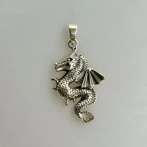 Vikingevedhæng i Sølv - Drage Snoet med Vinger , kd, 98160, tredimensinel, vinger, luftdrage, s-formet, let, kløer, arrig, sølvvedhæng, mytologi, magisk, væsen, eventyr, asgård, udgård, midgård, thor, rollespil, fabeldyr,