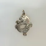 Vikingevedhæng i Sølv - Drage Snoet som S. kd, 56061, s-formet, let, kløer, arrig, sølvvedhæng, mytologi, magisk, væsen, eventyr, asgård, udgård, midgård, thor, rollespil, fabeldyr,