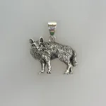 Vikingevedhæng i Sølv - Fenris Ulven, kd, 98521, tredimensionel, flot, smuk, ulv, ulvesmykke, ulve i danmark, vilde, dyr, rovdyr, fenris, fenrisulven, ulvevedhæng, ægte, ren, sølv, sterling, original, dyr, mytologi, ragnarok, thyr, aser, vikinger, vikingesmykker, historiske, museums, smykke, vedhæng, fund, inyeressant, gave, gaveide, kraftfuldt, amulet, totem, beskytte, biti, ribe