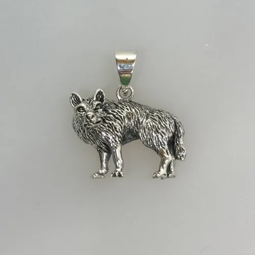 Vikingevedhæng i Sølv - Fenris Ulven, kd, 98521, tredimensionel, flot, smuk, ulv, ulvesmykke, ulve i danmark, vilde, dyr, rovdyr, fenris, fenrisulven, ulvevedhæng, ægte, ren, sølv, sterling, original, dyr, mytologi, ragnarok, thyr, aser, vikinger, vikingesmykker, historiske, museums, smykke, vedhæng, fund, inyeressant, gave, gaveide, kraftfuldt, amulet, totem, beskytte, biti, ribe