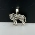 Vikingevedhæng i Sølv - Fenris Ulven, kd, 98521, tredimensionel, flot, smuk, ulv, ulvesmykke, ulve i danmark, vilde, dyr, rovdyr, fenris, fenrisulven, ulvevedhæng, ægte, ren, sølv, sterling, original, dyr, mytologi, ragnarok, thyr, aser, vikinger, vikingesmykker, historiske, museums, smykke, vedhæng, fund, inyeressant, gave, gaveide, kraftfuldt, amulet, totem, beskytte, biti, ribe