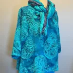 Batik Bluse - Top Puri Blå Cirkel, kongeblå, royal blå, elegant, blau 44, diva, langærmet, kort, slank smal, figursyet, lille, forårsbluse, sommerbluse, dametøj, bluse, festtøj, festbluse, konfirmation, klare farver, kolde farver, til gråt hår, specielt, batikfarvet, batikbluse, batiktryk, Diva, kvalitet, naturfibre, økologisk, åndbar, Biti, Ribe, naturfibre, naturmaterialer, holdbar, bæredygtig, miljøbevidst, organisk, bio, økologisk