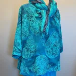 Batik Bluse - Top Puri Blå Cirkel, kongeblå, royal blå, elegant, blau 44, diva, langærmet, kort, slank smal, figursyet, lille, forårsbluse, sommerbluse, dametøj, bluse, festtøj, festbluse, konfirmation, klare farver, kolde farver, til gråt hår, specielt, batikfarvet, batikbluse, batiktryk, Diva, kvalitet, naturfibre, økologisk, åndbar, Biti, Ribe, naturfibre, naturmaterialer, holdbar, bæredygtig, miljøbevidst, organisk, bio, økologisk