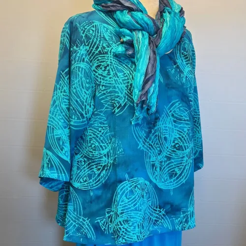 Batik Bluse - Top Puri Blå Cirkel, kongeblå, royal blå, elegant, blau 44, diva, langærmet, kort, slank smal, figursyet, lille, forårsbluse, sommerbluse, dametøj, bluse, festtøj, festbluse, konfirmation, klare farver, kolde farver, til gråt hår, specielt, batikfarvet, batikbluse, batiktryk, Diva, kvalitet, naturfibre, økologisk, åndbar, Biti, Ribe, naturfibre, naturmaterialer, holdbar, bæredygtig, miljøbevidst, organisk, bio, økologisk