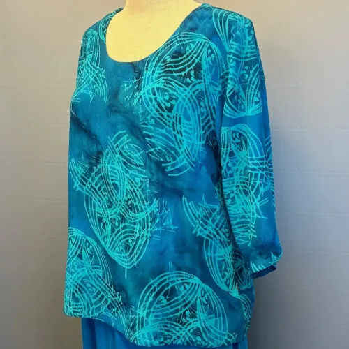 Batik Bluse - Top Puri Blå Cirkel, kongeblå, royal blå, elegant, blau 44, diva, langærmet, kort, slank smal, figursyet, lille, forårsbluse, sommerbluse, dametøj, bluse, festtøj, festbluse, konfirmation, klare farver, kolde farver, til gråt hår, specielt, batikfarvet, batikbluse, batiktryk, Diva, kvalitet, naturfibre, økologisk, åndbar, Biti, Ribe, naturfibre, naturmaterialer, holdbar, bæredygtig, miljøbevidst, organisk, bio, økologisk