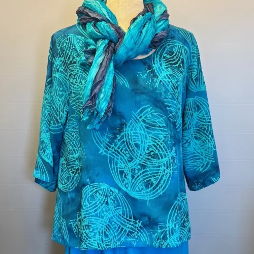 Batik Bluse - Top Puri Blå Cirkel, kongeblå, royal blå, elegant, blau 44, diva, langærmet, kort, slank smal, figursyet, lille, forårsbluse, sommerbluse, dametøj, bluse, festtøj, festbluse, konfirmation, klare farver, kolde farver, til gråt hår, specielt, batikfarvet, batikbluse, batiktryk, Diva, kvalitet, naturfibre, økologisk, åndbar, Biti, Ribe, naturfibre, naturmaterialer, holdbar, bæredygtig, miljøbevidst, organisk, bio, økologisk