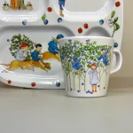 Elsa Beskow Tallerken med Rum - Putte i Blåbærskoven , puttes eventyr, elsa beskow, 3311, rätt start, ruminddelt, separeret, hver for sig, aftensmad, snacks, gnavegrønt, eftermiddagsmad, frugt, eftermiddagsfrugt, tapas, børnetallerken, babytallerken, fingermad, slik, bakketallerken, madbakke, børn, børneservice, morgenmadstallerken, snacks, fødevaregodkendt, kvalitet, svensk, moderne, nyfortolket, børneservice, tallerken, poetisk, gave, gaveide, barnedåb, barnebarn, barselsgave, baby shower, gaveide, til børn, yndig, sød, særlig, ide, melamin, baby, småbørn, spise selv, biti, ribe