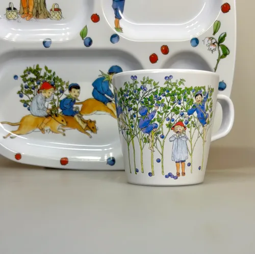 Elsa Beskow Tallerken med Rum - Putte i Blåbærskoven , puttes eventyr, elsa beskow, 3311, rätt start, ruminddelt, separeret, hver for sig, aftensmad, snacks, gnavegrønt, eftermiddagsmad, frugt, eftermiddagsfrugt, tapas, børnetallerken, babytallerken, fingermad, slik, bakketallerken, madbakke, børn, børneservice, morgenmadstallerken, snacks, fødevaregodkendt, kvalitet, svensk, moderne, nyfortolket, børneservice, tallerken, poetisk, gave, gaveide, barnedåb, barnebarn, barselsgave, baby shower, gaveide, til børn, yndig, sød, særlig, ide, melamin, baby, småbørn, spise selv, biti, ribe
