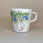 Elsa Beskow Kop med Hank - Putte i Blåbærskoven, hank, krus, kop, 3304, puttes eventyr, elsa beskow, rätt start, aftensmad, børn, børneservice, morgenmadstallerken, snacks, fødevaregodkendt, kvalitet, svensk, moderne, nyfortolket, børneservice, tallerken, poetisk, gave, gaveide, barnedåb, barnebarn, barselsgave, baby shower, gaveide, til børn, yndig, sød, særlig, ide, baby, småbørn, biti, ribe