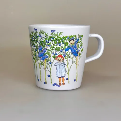 Elsa Beskow Kop med Hank - Putte i Blåbærskoven, hank, krus, kop, 3304, puttes eventyr, elsa beskow, rätt start, aftensmad, børn, børneservice, morgenmadstallerken, snacks, fødevaregodkendt, kvalitet, svensk, moderne, nyfortolket, børneservice, tallerken, poetisk, gave, gaveide, barnedåb, barnebarn, barselsgave, baby shower, gaveide, til børn, yndig, sød, særlig, ide, baby, småbørn, biti, ribe