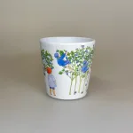 Elsa Beskow Kop med Hank - Putte i Blåbærskoven, hank, krus, kop, 3304, puttes eventyr, elsa beskow, rätt start, aftensmad, børn, børneservice, morgenmadstallerken, snacks, fødevaregodkendt, kvalitet, svensk, moderne, nyfortolket, børneservice, tallerken, poetisk, gave, gaveide, barnedåb, barnebarn, barselsgave, baby shower, gaveide, til børn, yndig, sød, særlig, ide, baby, småbørn, biti, ribe