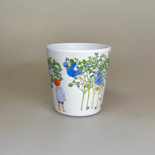 Elsa Beskow Kop med Hank - Putte i Blåbærskoven, hank, krus, kop, 3304, puttes eventyr, elsa beskow, rätt start, aftensmad, børn, børneservice, morgenmadstallerken, snacks, fødevaregodkendt, kvalitet, svensk, moderne, nyfortolket, børneservice, tallerken, poetisk, gave, gaveide, barnedåb, barnebarn, barselsgave, baby shower, gaveide, til børn, yndig, sød, særlig, ide, baby, småbørn, biti, ribe