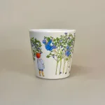 Elsa Beskow Kop med Hank - Putte i Blåbærskoven, hank, krus, kop, 3304, puttes eventyr, elsa beskow, rätt start, aftensmad, børn, børneservice, morgenmadstallerken, snacks, fødevaregodkendt, kvalitet, svensk, moderne, nyfortolket, børneservice, tallerken, poetisk, gave, gaveide, barnedåb, barnebarn, barselsgave, baby shower, gaveide, til børn, yndig, sød, særlig, ide, baby, småbørn, biti, ribe