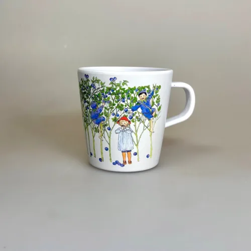 Elsa Beskow Kop med Hank - Putte i Blåbærskoven, hank, krus, kop, 3304, puttes eventyr, elsa beskow, rätt start, aftensmad, børn, børneservice, morgenmadstallerken, snacks, fødevaregodkendt, kvalitet, svensk, moderne, nyfortolket, børneservice, tallerken, poetisk, gave, gaveide, barnedåb, barnebarn, barselsgave, baby shower, gaveide, til børn, yndig, sød, særlig, ide, baby, småbørn, biti, ribe