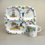 Elsa Beskow Tallerken med Rum - Putte i Blåbærskoven , puttes eventyr, elsa beskow, 3311, rätt start, ruminddelt, separeret, hver for sig, aftensmad, snacks, gnavegrønt, eftermiddagsmad, frugt, eftermiddagsfrugt, tapas, børnetallerken, babytallerken, fingermad, slik, bakketallerken, madbakke, børn, børneservice, morgenmadstallerken, snacks, fødevaregodkendt, kvalitet, svensk, moderne, nyfortolket, børneservice, tallerken, poetisk, gave, gaveide, barnedåb, barnebarn, barselsgave, baby shower, gaveide, til børn, yndig, sød, særlig, ide, melamin, baby, småbørn, spise selv, biti, ribe