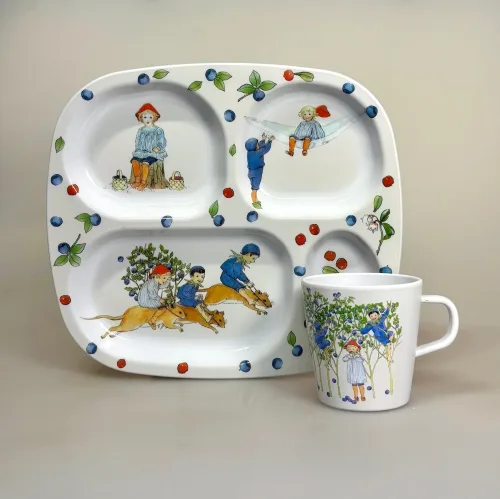 Elsa Beskow Tallerken med Rum - Putte i Blåbærskoven , puttes eventyr, elsa beskow, 3311, rätt start, ruminddelt, separeret, hver for sig, aftensmad, snacks, gnavegrønt, eftermiddagsmad, frugt, eftermiddagsfrugt, tapas, børnetallerken, babytallerken, fingermad, slik, bakketallerken, madbakke, børn, børneservice, morgenmadstallerken, snacks, fødevaregodkendt, kvalitet, svensk, moderne, nyfortolket, børneservice, tallerken, poetisk, gave, gaveide, barnedåb, barnebarn, barselsgave, baby shower, gaveide, til børn, yndig, sød, særlig, ide, melamin, baby, småbørn, spise selv, biti, ribe