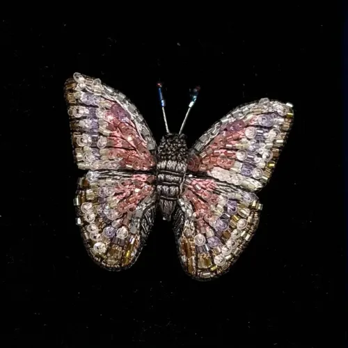 Håndlavet Broche Rosa Morpho Sommerfugl, blue, morpho godarti, butterfly, tl-b-777, rosa, violet, lille, sommerfugl, sommerfuglebroche, dæmpede, farver, varme, smuk, kunstværk, kunst, trovelore, særlig, unik, broderi, broderist, broedribe, ribe, biti, smykke, broche, sommerfugl, sommerfuglebroche, sommerfuglesmykke, gave, gaveide, jubilæum, rund, fødselsdag, eksklusiv,