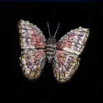 Håndlavet Broche Rosa Morpho Sommerfugl, blue, morpho godarti, butterfly, tl-b-777, rosa, violet, lille, sommerfugl, sommerfuglebroche, dæmpede, farver, varme, smuk, kunstværk, kunst, trovelore, særlig, unik, broderi, broderist, broedribe, ribe, biti, smykke, broche, sommerfugl, sommerfuglebroche, sommerfuglesmykke, gave, gaveide, jubilæum, rund, fødselsdag, eksklusiv,