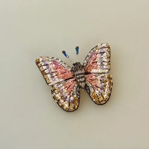 Håndlavet Broche Rosa Morpho Sommerfugl, blue, morpho godarti, butterfly, tl-b-777, rosa, violet, lille, sommerfugl, sommerfuglebroche, dæmpede, farver, varme, smuk, kunstværk, kunst, trovelore, særlig, unik, broderi, broderist, broedribe, ribe, biti, smykke, broche, sommerfugl, sommerfuglebroche, sommerfuglesmykke, gave, gaveide, jubilæum, rund, fødselsdag, eksklusiv,