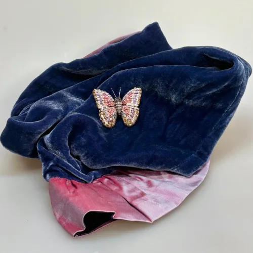 Håndlavet Broche Rosa Morpho Sommerfugl, blue, morpho godarti, butterfly, tl-b-777, rosa, violet, lille, sommerfugl, sommerfuglebroche, dæmpede, farver, varme, smuk, kunstværk, kunst, trovelore, særlig, unik, broderi, broderist, broedribe, ribe, biti, smykke, broche, sommerfugl, sommerfuglebroche, sommerfuglesmykke, gave, gaveide, jubilæum, rund, fødselsdag, eksklusiv,