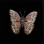 Håndlavet Broche Rosa Morpho Sommerfugl, blue, morpho godarti, butterfly, tl-b-777, rosa, violet, lille, sommerfugl, sommerfuglebroche, dæmpede, farver, varme, smuk, kunstværk, kunst, trovelore, særlig, unik, broderi, broderist, broedribe, ribe, biti, smykke, broche, sommerfugl, sommerfuglebroche, sommerfuglesmykke, gave, gaveide, jubilæum, rund, fødselsdag, eksklusiv,