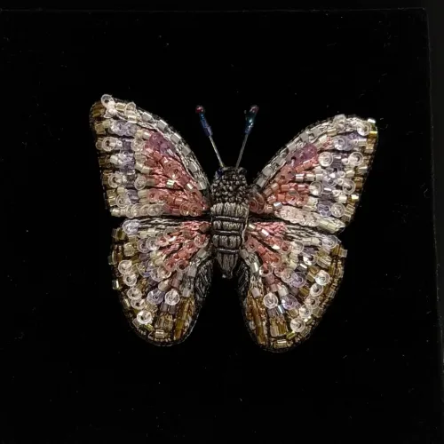 Håndlavet Broche Rosa Morpho Sommerfugl, blue, morpho godarti, butterfly, tl-b-777, rosa, violet, lille, sommerfugl, sommerfuglebroche, dæmpede, farver, varme, smuk, kunstværk, kunst, trovelore, særlig, unik, broderi, broderist, broedribe, ribe, biti, smykke, broche, sommerfugl, sommerfuglebroche, sommerfuglesmykke, gave, gaveide, jubilæum, rund, fødselsdag, eksklusiv,