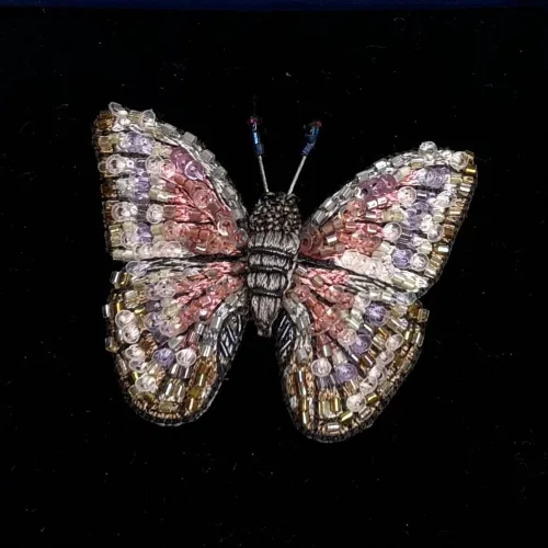 Håndlavet Broche Rosa Morpho Sommerfugl, blue, morpho godarti, butterfly, tl-b-777, rosa, violet, lille, sommerfugl, sommerfuglebroche, dæmpede, farver, varme, smuk, kunstværk, kunst, trovelore, særlig, unik, broderi, broderist, broedribe, ribe, biti, smykke, broche, sommerfugl, sommerfuglebroche, sommerfuglesmykke, gave, gaveide, jubilæum, rund, fødselsdag, eksklusiv,