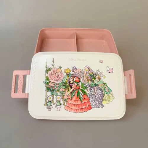 Madkasse - Dobbelt med Klemmer Blomsterfesten, rose, blomster, ätt start, til, piger, børn, feminin, sød, blomstereng, bio diversitet, insekter, bier, vild med vilje, natur, vilde, mark, haven, lækker, pæn, skole, job, madpakke, mad, frokost, praktisk, børnehave, biti, ribe, elsa beskow, svensk, motiv, blomsterbarn, årets saga, blomsternes fest