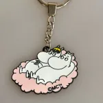 Nøglering - Mumi & Snorkfrøkenen på Lyserød Sky, kærlighed, moomin123D, rosa, lyserød, sød, cute, kærester, love, metalnøglering, emalje, emaljeret, kvalitet, lækker, taskepynt, gave, gaveide, konfirmation, konfirmand, mumiting, mumidalen, moomin, biti, ribe
