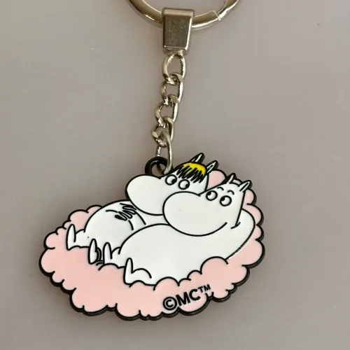 Nøglering - Mumi & Snorkfrøkenen på Lyserød Sky, kærlighed, moomin123D, rosa, lyserød, sød, cute, kærester, love, metalnøglering, emalje, emaljeret, kvalitet, lækker, taskepynt, gave, gaveide, konfirmation, konfirmand, mumiting, mumidalen, moomin, biti, ribe