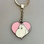 Nøglering - Mumi i Lyserødt Hjerte, rosa, mumi, moomin, hjerte, cute, Moomin123E, love, metalnøglering, emalje, emaljeret, kvalitet, lækker, taskepynt, gave, gaveide, konfirmation, konfirmand, mumiting, mumidalen, moomin, biti, ribe