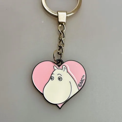 Nøglering - Mumi i Lyserødt Hjerte, rosa, mumi, moomin, hjerte, cute, Moomin123E, love, metalnøglering, emalje, emaljeret, kvalitet, lækker, taskepynt, gave, gaveide, konfirmation, konfirmand, mumiting, mumidalen, moomin, biti, ribe
