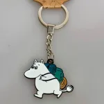 Nøglering - Mumi på Vandretur, rygsæk, sovepose, liggeunderlag. oppakning, spejder, camping, glamping, moomin, metalnøglering, emalje, emaljeret, kvalitet, lækker, taskepynt, gave, gaveide, konfirmation, konfirmand, mumiting, mumidalen, moomin, biti, ribe