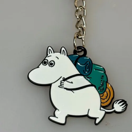 Nøglering - Mumi på Vandretur, rygsæk, sovepose, liggeunderlag. oppakning, spejder, camping, glamping, moomin, metalnøglering, emalje, emaljeret, kvalitet, lækker, taskepynt, gave, gaveide, konfirmation, konfirmand, mumiting, mumidalen, moomin, biti, ribe