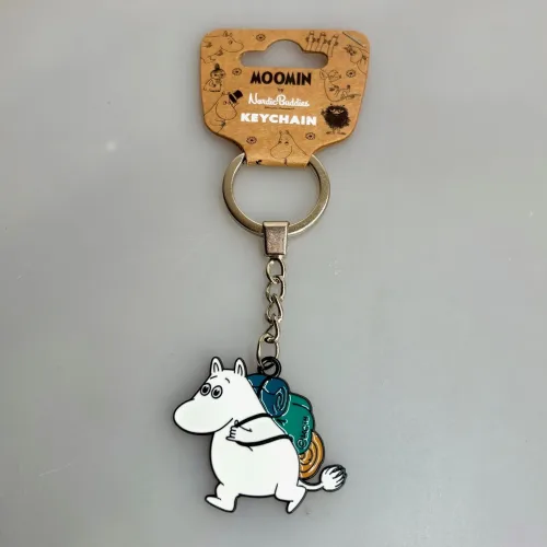 Nøglering - Mumi på Vandretur, rygsæk, sovepose, liggeunderlag. oppakning, spejder, camping, glamping, moomin, metalnøglering, emalje, emaljeret, kvalitet, lækker, taskepynt, gave, gaveide, konfirmation, konfirmand, mumiting, mumidalen, moomin, biti, ribe