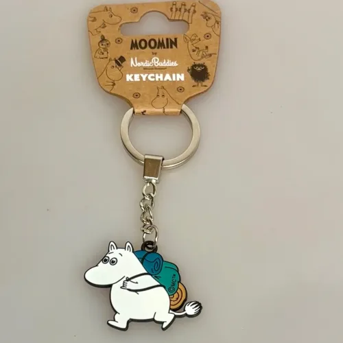 Nøglering - Mumi på Vandretur, rygsæk, sovepose, liggeunderlag. oppakning, spejder, camping, glamping, moomin, metalnøglering, emalje, emaljeret, kvalitet, lækker, taskepynt, gave, gaveide, konfirmation, konfirmand, mumiting, mumidalen, moomin, biti, ribe