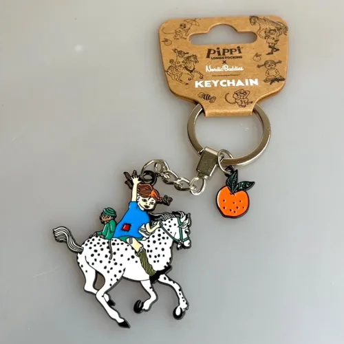 Nøglering - Pippi Langstrømpe med Hesten, abe, hest, lilla gubban, hesten, prikket, pony, pippi123B, ridning, hr. nelson, kager, kalas, bager, konditor, den store bagedyst, symbolsk, konfirmation, konfirmand, elsker, at, gave, ide, penge, asrid lindgren, stærk, god, sød, biti, ribe, metalnøglering, emaljeret, kulørt, farverig, flot,