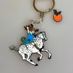 Nøglering - Pippi Langstrømpe med Hesten, abe, hest, lilla gubban, hesten, prikket, pony, pippi123B, ridning, hr. nelson, kager, kalas, bager, konditor, den store bagedyst, symbolsk, konfirmation, konfirmand, elsker, at, gave, ide, penge, asrid lindgren, stærk, god, sød, biti, ribe, metalnøglering, emaljeret, kulørt, farverig, flot,
