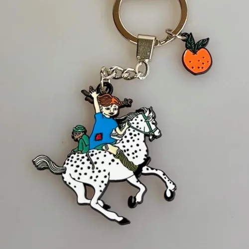 Nøglering - Pippi Langstrømpe med Hesten, abe, hest, lilla gubban, hesten, prikket, pony, pippi123B, ridning, hr. nelson, kager, kalas, bager, konditor, den store bagedyst, symbolsk, konfirmation, konfirmand, elsker, at, gave, ide, penge, asrid lindgren, stærk, god, sød, biti, ribe, metalnøglering, emaljeret, kulørt, farverig, flot,