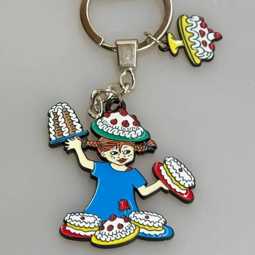 Nøglering - Pippi Langstrømpe med Kager, pippiting, pippinøglering, pippi123A, fødselsdag, kager, kalas, bager, konditor, den store bagedyst, symbolsk, konfirmation, konfirmand, elsker, at, gave, ide, penge, asrid lindgren, stærk, god, sød, biti, ribe, metalnøglering, emaljeret, kulørt, farverig, flot,