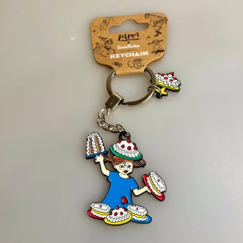Nøglering - Pippi Langstrømpe med Kager, pippiting, pippinøglering, pippi123A, fødselsdag, kager, kalas, bager, konditor, den store bagedyst, symbolsk, konfirmation, konfirmand, elsker, at, gave, ide, penge, asrid lindgren, stærk, god, sød, biti, ribe, metalnøglering, emaljeret, kulørt, farverig, flot,