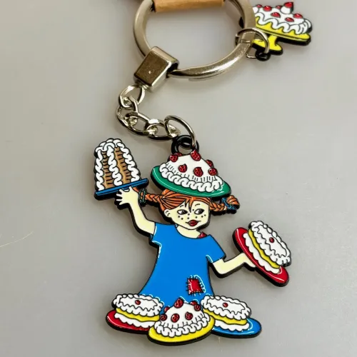 Nøglering - Pippi Langstrømpe med Kager, pippiting, pippinøglering, pippi123A, fødselsdag, kager, kalas, bager, konditor, den store bagedyst, symbolsk, konfirmation, konfirmand, elsker, at, gave, ide, penge, asrid lindgren, stærk, god, sød, biti, ribe, metalnøglering, emaljeret, kulørt, farverig, flot,