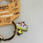 Nøglering - Pippi Langstrømpe med Kager, pippiting, pippinøglering, pippi123A, fødselsdag, kager, kalas, bager, konditor, den store bagedyst, symbolsk, konfirmation, konfirmand, elsker, at, gave, ide, penge, asrid lindgren, stærk, god, sød, biti, ribe, metalnøglering, emaljeret, kulørt, farverig, flot,