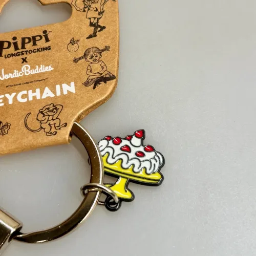 Nøglering - Pippi Langstrømpe med Kager, pippiting, pippinøglering, pippi123A, fødselsdag, kager, kalas, bager, konditor, den store bagedyst, symbolsk, konfirmation, konfirmand, elsker, at, gave, ide, penge, asrid lindgren, stærk, god, sød, biti, ribe, metalnøglering, emaljeret, kulørt, farverig, flot,