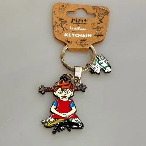 Nøglering - Pippi Langstrømpe og Gubban, hestehoved, pippi123E, lilla gubban, hesten, prikket, pony, ridning, kalas, bager, konditor, den store bagedyst, symbolsk, konfirmation, konfirmand, elsker, at, gave, ide, penge, asrid lindgren, stærk, god, sød, biti, ribe, metalnøglering, emaljeret, kulørt, farverig, flot, yoga, skræderstilling