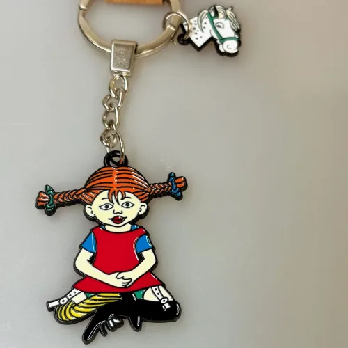 Nøglering - Pippi Langstrømpe og Gubban, hestehoved, pippi123E, lilla gubban, hesten, prikket, pony, ridning, kalas, bager, konditor, den store bagedyst, symbolsk, konfirmation, konfirmand, elsker, at, gave, ide, penge, asrid lindgren, stærk, god, sød, biti, ribe, metalnøglering, emaljeret, kulørt, farverig, flot, yoga, skræderstilling