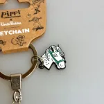 Nøglering - Pippi Langstrømpe og Gubban, hestehoved, pippi123E, lilla gubban, hesten, prikket, pony, ridning, kalas, bager, konditor, den store bagedyst, symbolsk, konfirmation, konfirmand, elsker, at, gave, ide, penge, asrid lindgren, stærk, god, sød, biti, ribe, metalnøglering, emaljeret, kulørt, farverig, flot, yoga, skræderstilling