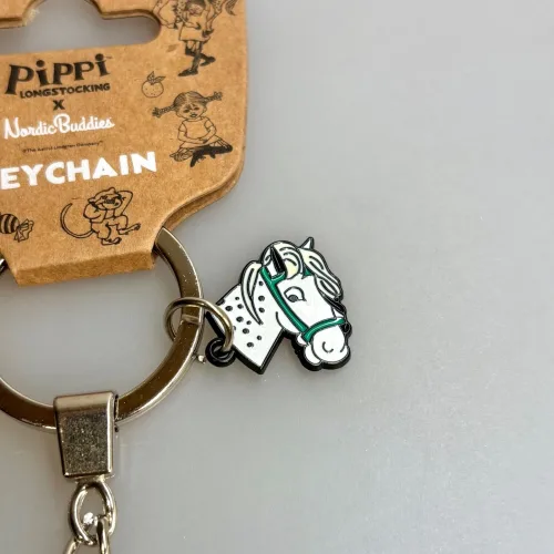 Nøglering - Pippi Langstrømpe og Gubban, hestehoved, pippi123E, lilla gubban, hesten, prikket, pony, ridning, kalas, bager, konditor, den store bagedyst, symbolsk, konfirmation, konfirmand, elsker, at, gave, ide, penge, asrid lindgren, stærk, god, sød, biti, ribe, metalnøglering, emaljeret, kulørt, farverig, flot, yoga, skræderstilling