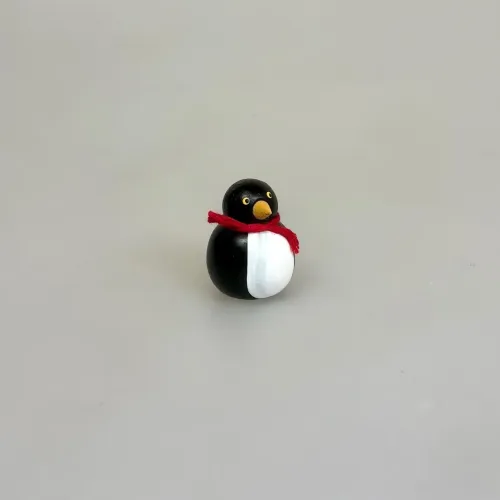 Pingvin - Håndlavet af Træ - Lille, rund, 3 cm, mini, 320100, trædyr, fugl, sydpolen, arktis, pinguin, pingvin, træpingvin, figur, design, håndlavet, kunsthåndværk, brugskunst, personlig, gave, gaveide, symbolsk, biti, ribe
